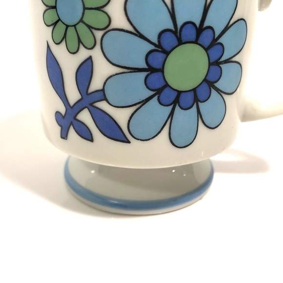 2 Vintage floral pedestal mugs, white with blue and green flowers. Japan. - Picture 3 of 8